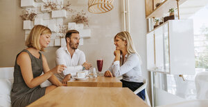 Drei Freunde treffen sich in einem Cafe - ZEDF00857