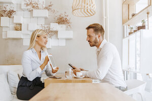 Geschäftsmann und Geschäftsfrau bei einem Treffen in einem Café - ZEDF00871