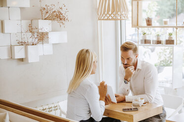 Businessman and businesswoman having a meeting in a cafe - ZEDF00873