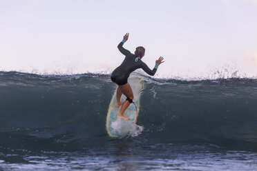 Indonesia, Bali, woman surfing - KNTF00900