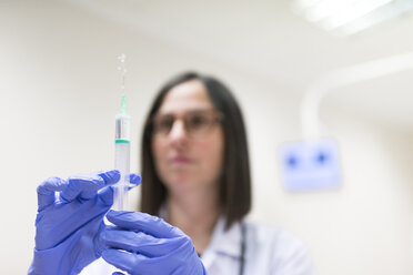 Close-up of doctor preparing syringe - EPF00476