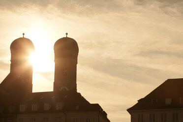 Deutschland, München, Blick auf die Türme des Doms zu Unserer Lieben Frau bei Sonnenuntergang - FCF01280