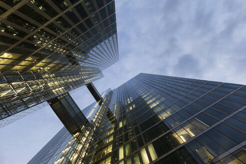 Deutschland, München, Fassade der Highlight Towers von unten gesehen - FCF01283