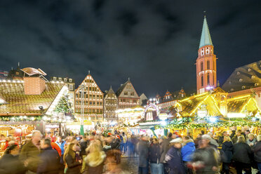 Deutschland, Frankfurt, Weihnachtsmarkt am Römerberg mit Blick auf die Ostzeile - PUF00711