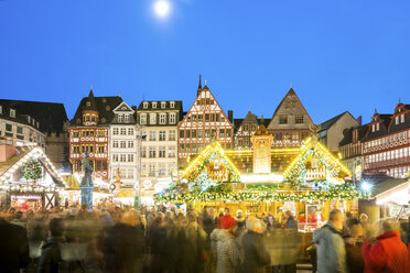 Germany, Frankfurt, Christmas market at Roemerberg with view to Ostzeile at moonlight - PU00713