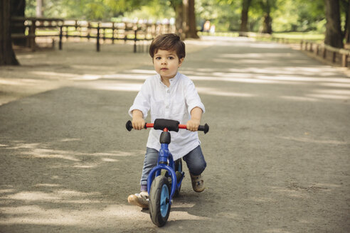 Kleinkind auf einem Balance-Fahrrad im Wildpark - MFF03960