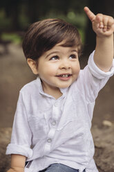 Porträt eines lächelnden Kleinkindes, das den Finger hebt - MFF03962
