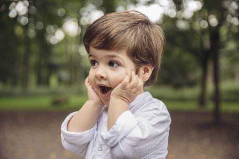 Toddler making surprised face in park - MFF03969