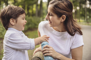 Mutter und ihr kleiner Sohn amüsieren sich gemeinsam in einem Park - MFF03972