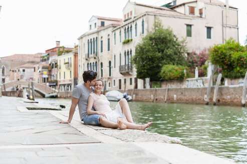 Italien, Venedig, verliebtes Paar entspannt am Kanal - DIGF02847