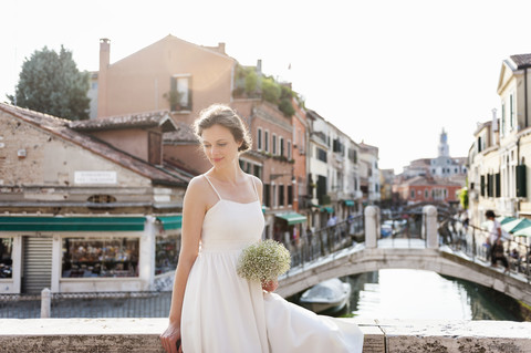 Italien, Venedig, lächelnde Braut mit Brautstrauß, lizenzfreies Stockfoto