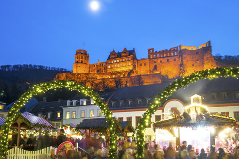 Deutschland, Heidelberg, Weihnachtsmarkt mit beleuchtetem Heidelberger Schloss im Hintergrund - PUF00715