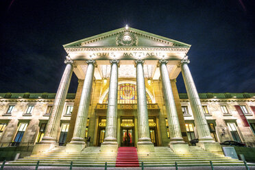 Deutschland, Wiesbaden, beleuchtetes Kurhaus bei Nacht - PUF00719