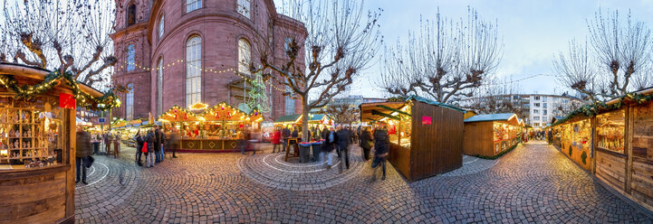 Deutschland, Frankfurt, Weihnachtsmarkt am Abend - PUF00721