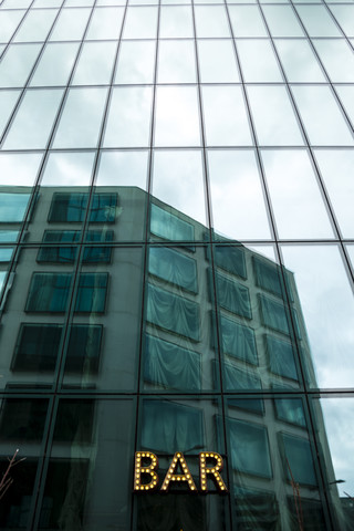 Schweiz, Zürich, Glasfassade des Prime Tower mit Barschild, lizenzfreies Stockfoto