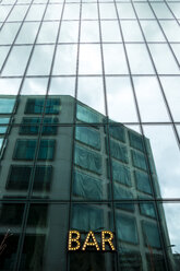 Schweiz, Zürich, Glasfassade des Prime Tower mit Barschild - NG00418
