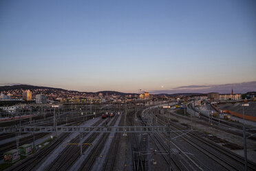 Schweiz, Zürich, Blick auf den Bahnhof von oben - NGF00423