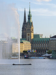 Deutschland, Hamburg, Rathaus und St. Nikolai-Denkmal mit Binnenalster und Alsterbrunnen im Vordergrund - RJF00729