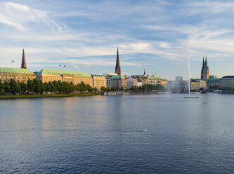 Deutschland, Hamburg, Blick auf Binnenalster und Alsterbrunnen - RJF00730