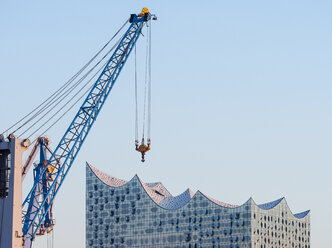 Deutschland, Hamburg, Elbphilharmonie mit Hafenkran im Vordergrund - RJF00731