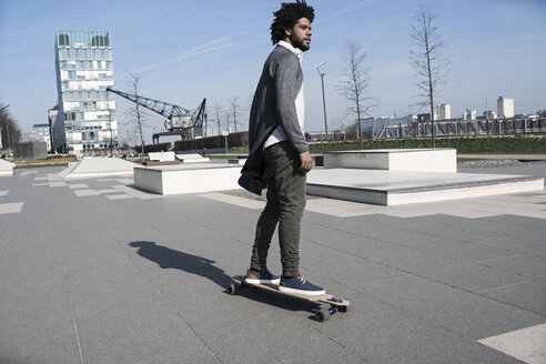 Junger Mann fährt Longboard im Skatepark - SBOF00692
