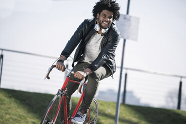 Lächelnder Mann auf dem Fahrrad - SBOF00700