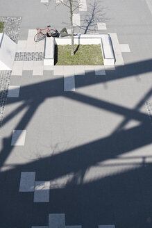 Mann entspannt sich im städtischen Skatepark mit Smartphone neben seinem Fahrrad - SBOF00706