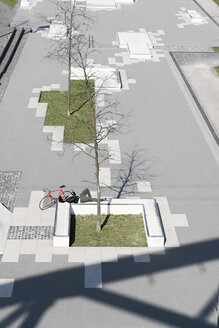 Mann entspannt sich im städtischen Skatepark mit Smartphone neben seinem Fahrrad - SBOF00707