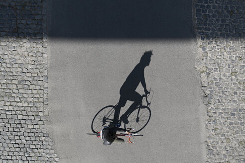 Draufsicht eines Mannes beim Fahrradfahren - SBOF00714