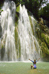 Dominican Republic, Samana, woman admiring huge waterfall - ECPF00110