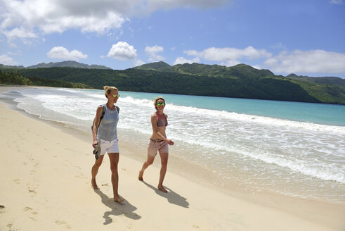 Dominikanische Republik, Samana, zwei Frauen gehen am Strand spazieren - ECPF00114