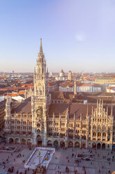 Deutschland, München, Blick auf das Neue Rathaus am Marienplatz von oben - MMAF00137