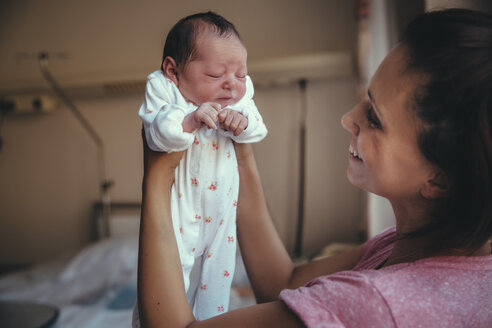Glückliche Mutter hält ihr neugeborenes Baby im Krankenhaus - MFF03976
