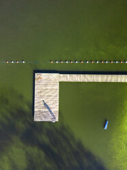 Luftaufnahme eines Mannes, der auf einem Steg an einem See steht - STSF01317