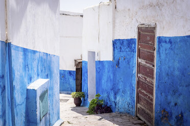 Marokko, Gasse mit blau und weiß gestrichenen Wänden - SIPF01766