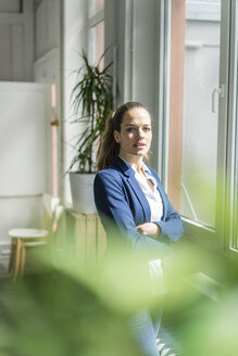 Porträt einer selbstbewussten Geschäftsfrau in einem Loft - JOSF01767