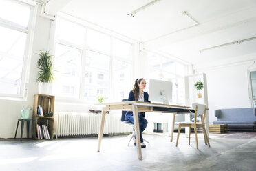 Businesswoman working at desk - JOSF01770