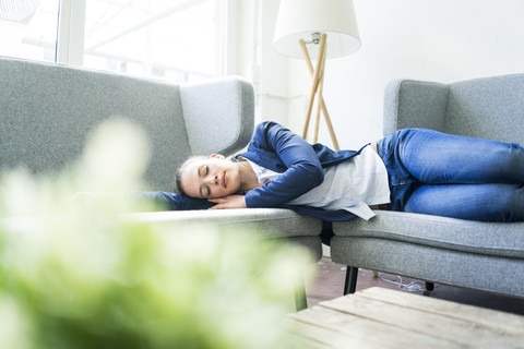 Geschäftsfrau auf Couch liegend schlafend, lizenzfreies Stockfoto