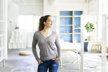 Woman standing in a loft - JOSF01789