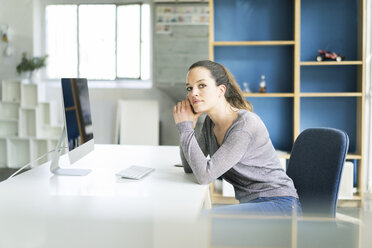 Portrait of woman sitting at desk - JOSF01791