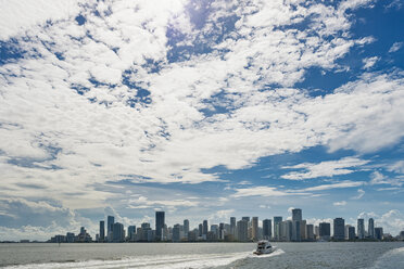 USA, Florida, Miami, Downtown, Skyline mit Hochhäusern und Motorboot - SH01962