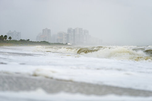 USA, Florida, Naples, Vanderbilt Beach, Wellen und Gischt nach Hurrikan Harvey vor Hotelgebäuden - SHF01963