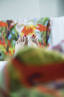 Füße der Frau im Bett - CHPF00431