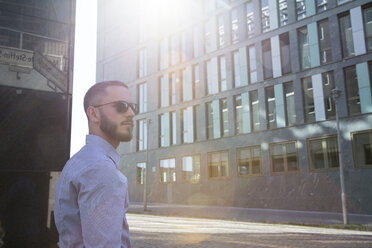 Geschäftsmann mit Sonnenbrille in der Stadt - FKF02566