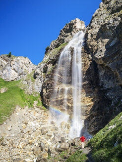 Italien, Südtirol, Wanderer am Wasserfall auf dem Weg zum Schlinigpass - LAF01895