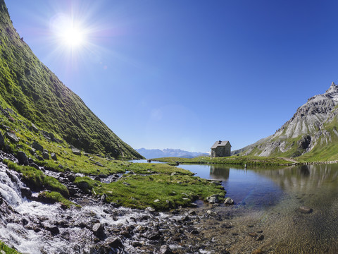 Italien, Südtirol, Sesvenna Alpen, Pforzheimer Hütte und See, lizenzfreies Stockfoto