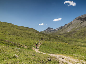 Schweiz, Unterengadin, Mountainbiker auf dem Weg zur Uina-Schlucht - LAF01900