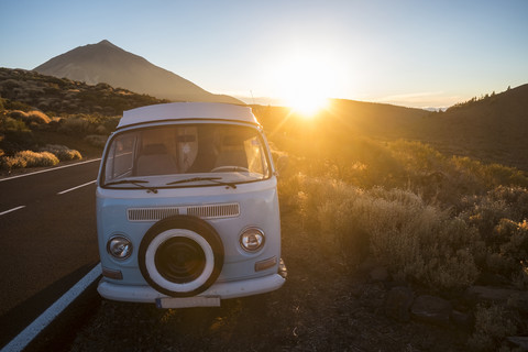 Spanien, Teneriffa, geparkter Lieferwagen am Straßenrand bei Sonnenuntergang, lizenzfreies Stockfoto