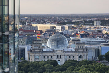 Deutschland, Berlin, Blick auf den Reichstag von oben - WIF03428
