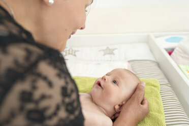 Mother with her baby girl at home - CSTF01398